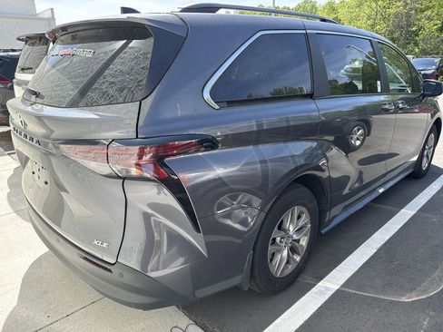Used 2025 Toyota Sienna XLE w/ XLE Plus Package image 42