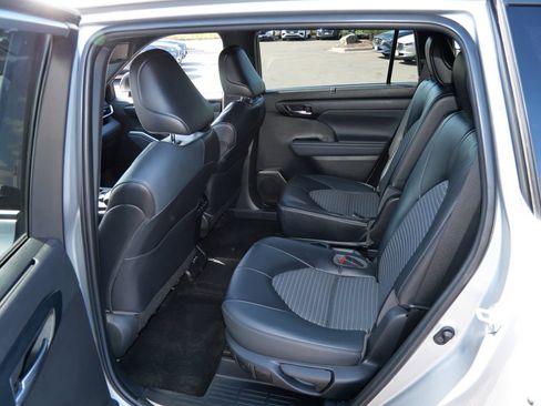 Used 2022 Toyota Highlander XSE AWD/4WD image 11