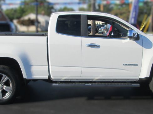 Used 2015 Chevrolet Colorado LT w/ Luxury Package image 3