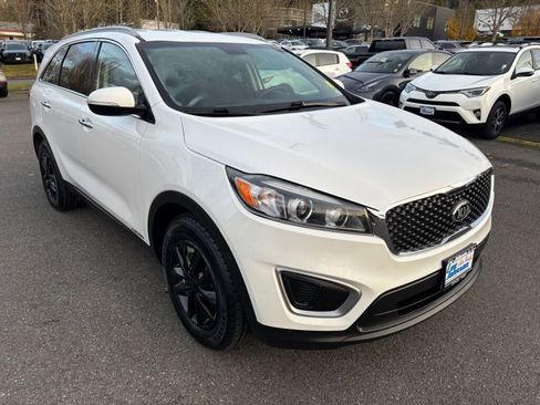 Used 2017 Kia Sorento LX image 3