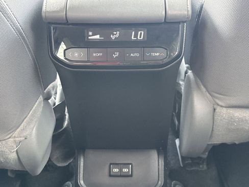 Used 2024 Toyota Highlander LE image 17