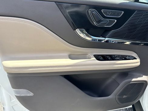 Used 2022 Lincoln Corsair AWD w/ Premium Package image 10