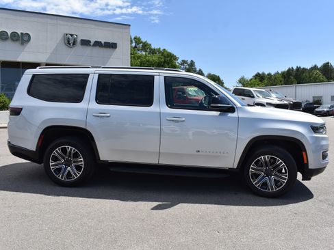 Used 2024 Jeep Wagoneer 4WD w/ Premium Group I image 10