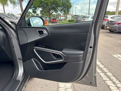 Used 2025 Kia Soul LX w/ LX Technology Package FWD image 13