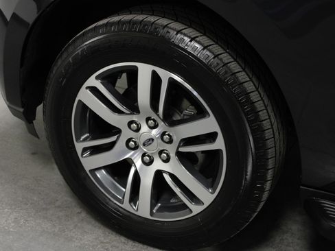 Used 2024 Ford Expedition XLT image 10