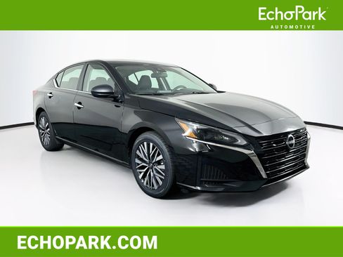 Used 2025 Nissan Altima 2.5 SV FWD image 1