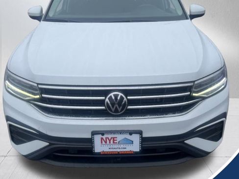 Used 2022 Volkswagen Tiguan SE image 1