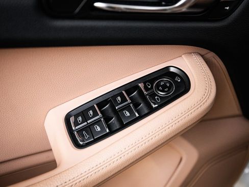 Certified 2023 Porsche Macan AWD/4WD image 22