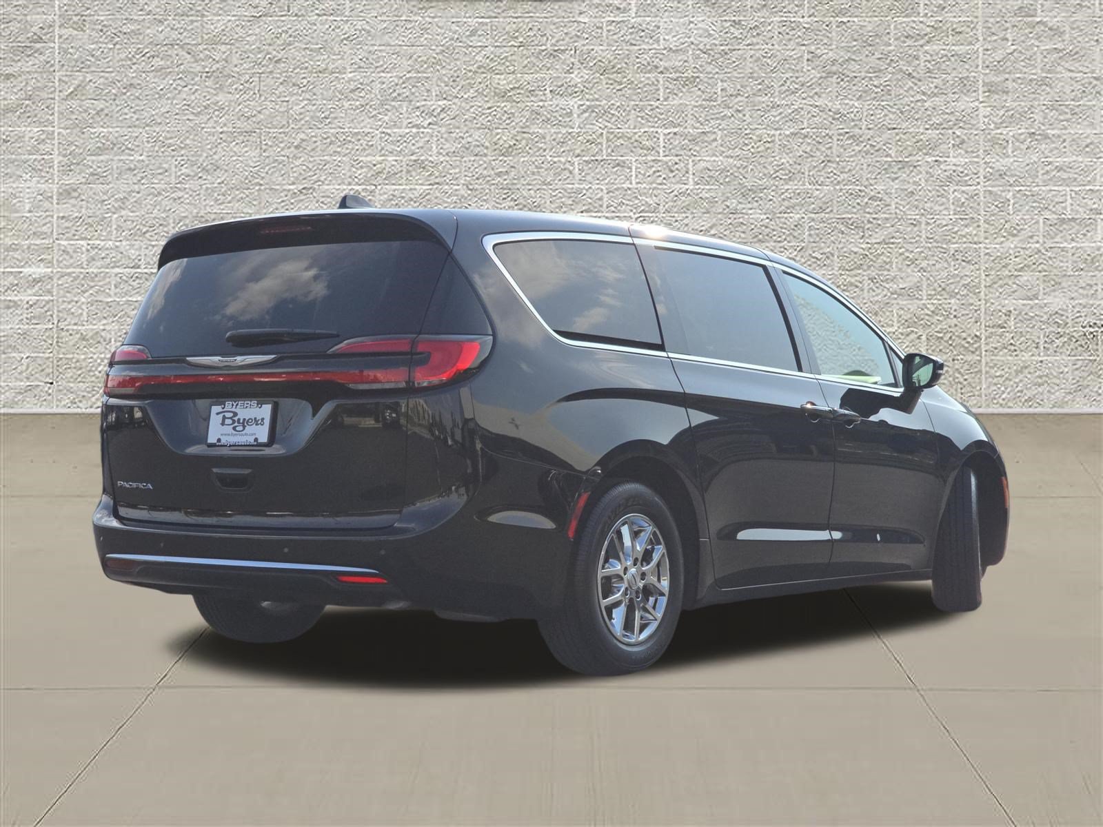 Used 2024 Chrysler Pacifica Touring-L FWD image 7