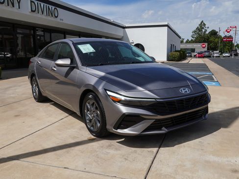 Used 2024 Hyundai Elantra SEL FWD image 2