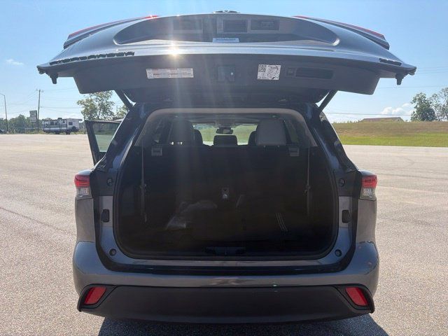 Used 2024 Toyota Highlander XLE FWD image 25