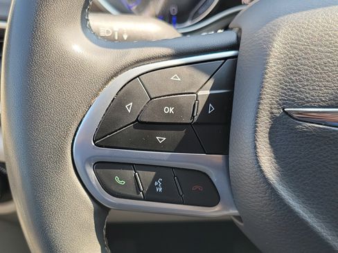 Used 2024 Chrysler Pacifica Touring-L FWD image 24