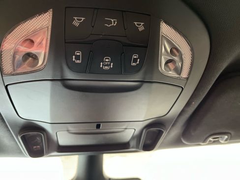Used 2025 Chrysler Pacifica Limited FWD image 30