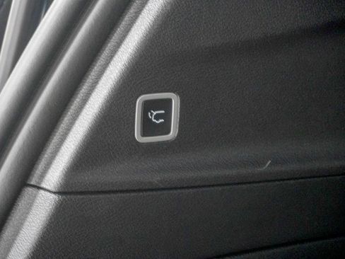 Used 2025 Chrysler Pacifica Limited FWD image 11