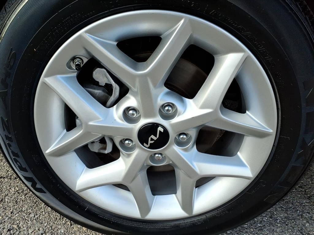 Used 2025 Kia Soul LX w/ LX Technology Package FWD image 11