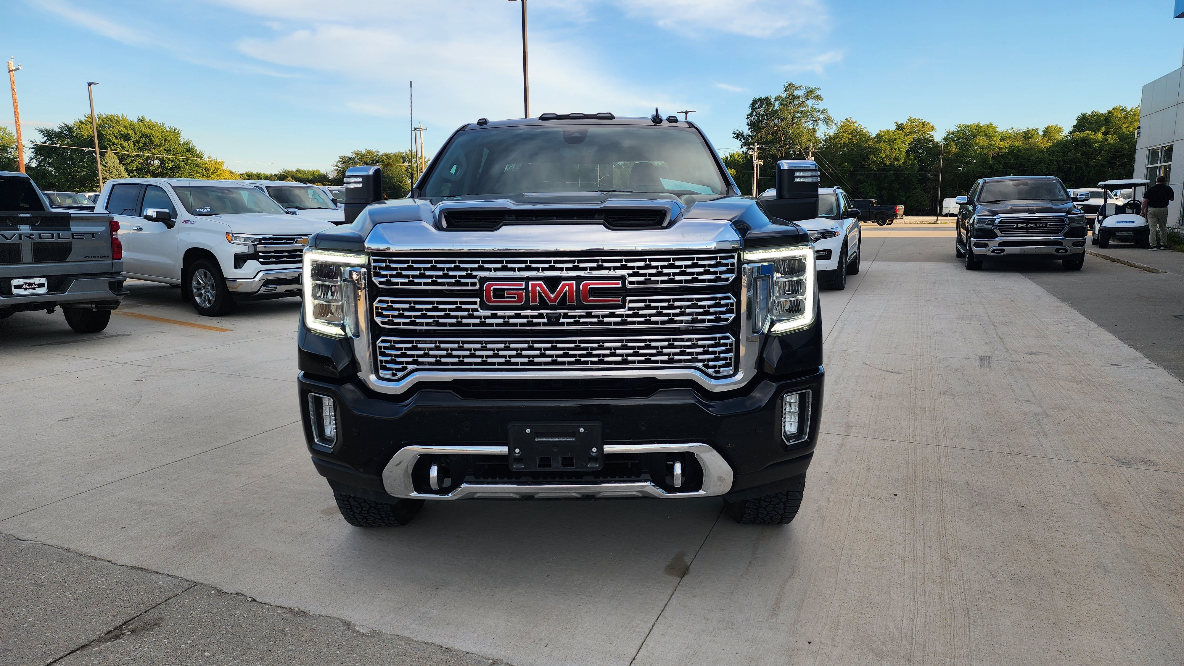 Certified 2022 GMC Sierra 2500 Denali w/ Denali Black Diamond Edition AWD/4WD image 2