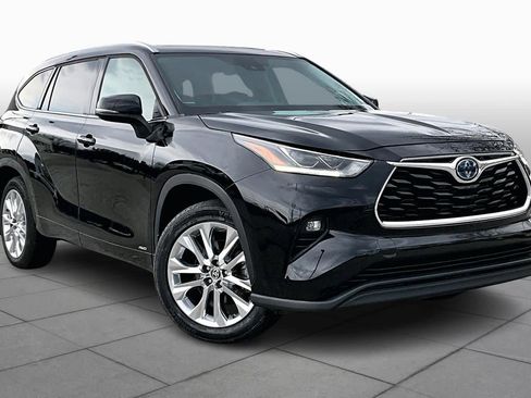 Used 2023 Toyota Highlander Limited image 3