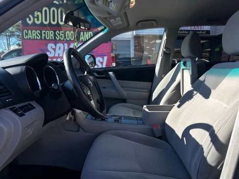 Used 2011 Toyota Highlander SE w/ Tech Pkg image 9