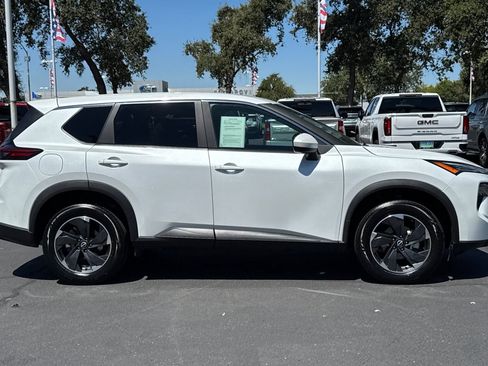 Used 2024 Nissan Rogue SV FWD image 2