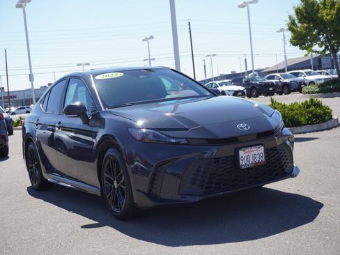 Used 2025 Toyota Camry SE FWD image 1