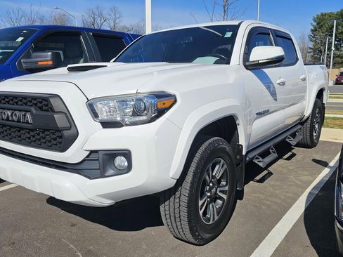Used 2017 Toyota Tacoma TRD Sport image 1