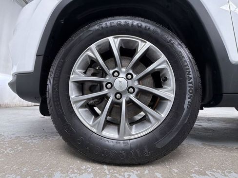 Used 2019 Jeep Cherokee Latitude Plus AWD/4WD image 14