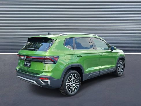 Used 2025 Volkswagen Taos SE FWD image 3