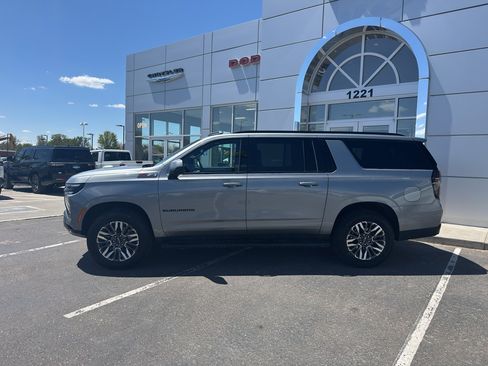 Used 2025 Chevrolet Suburban Z71 AWD/4WD image 2