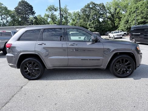 Used 2019 Jeep Grand Cherokee Altitude RWD image 4