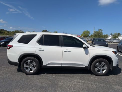 Used 2025 Honda Pilot EX-L image 8