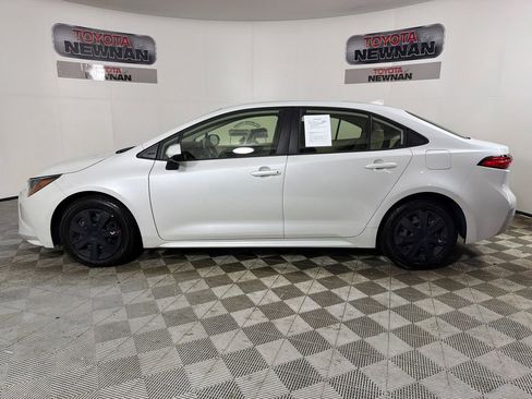 Used 2022 Toyota Corolla LE image 6