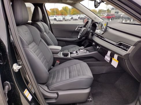 New 2025 Mitsubishi Outlander SE image 12