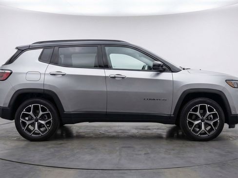 Used 2025 Jeep Compass Limited image 11