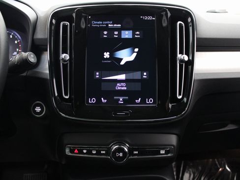 Used 2021 Volvo XC40 T5 Momentum image 41