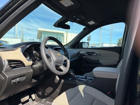 Used 2022 Chevrolet Traverse LS image 19