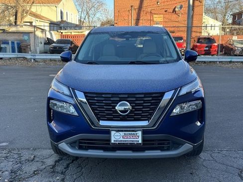 Used 2021 Nissan Rogue SV image 2