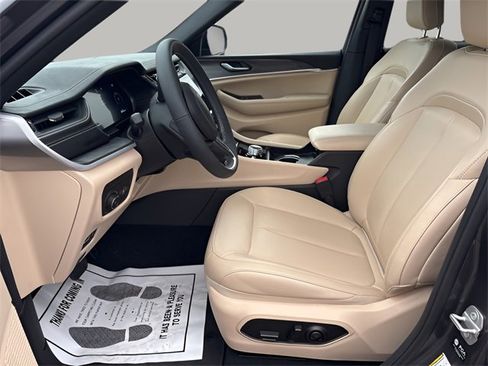 Used 2024 Jeep Grand Cherokee L Limited image 7