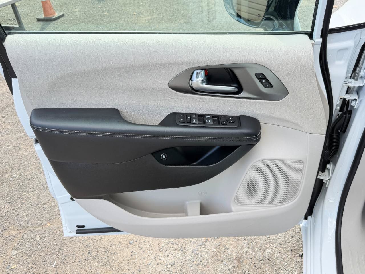 Used 2024 Chrysler Pacifica Limited FWD image 16