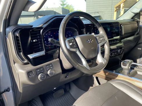 Used 2024 Chevrolet Silverado 1500 LT Trail Boss w/ LT Trail Boss Premium Package AWD/4WD image 2