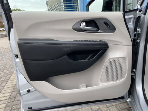 Used 2024 Chrysler Pacifica Touring-L image 13