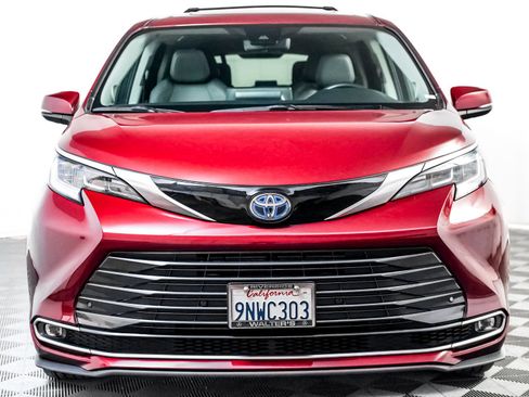 Used 2024 Toyota Sienna Limited image 6