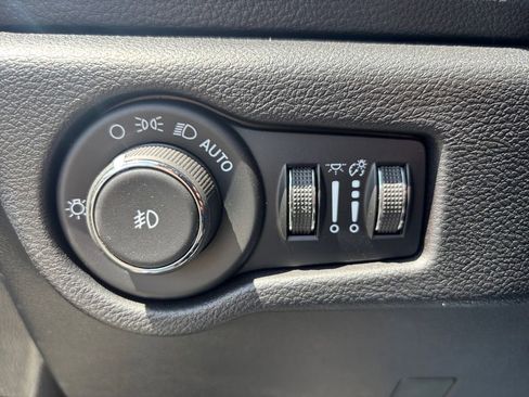 Used 2025 Chrysler Pacifica Limited FWD image 11