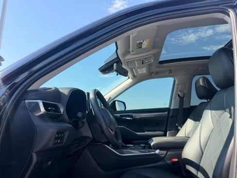 Used 2023 Toyota Highlander Platinum AWD/4WD image 25