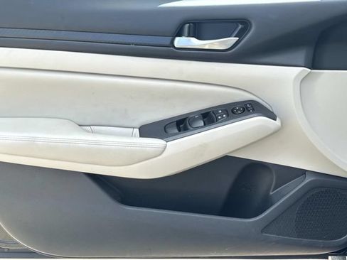 Used 2025 Nissan Altima 2.5 SV FWD image 24