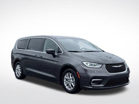 Certified 2023 Chrysler Pacifica Touring-L FWD image 5