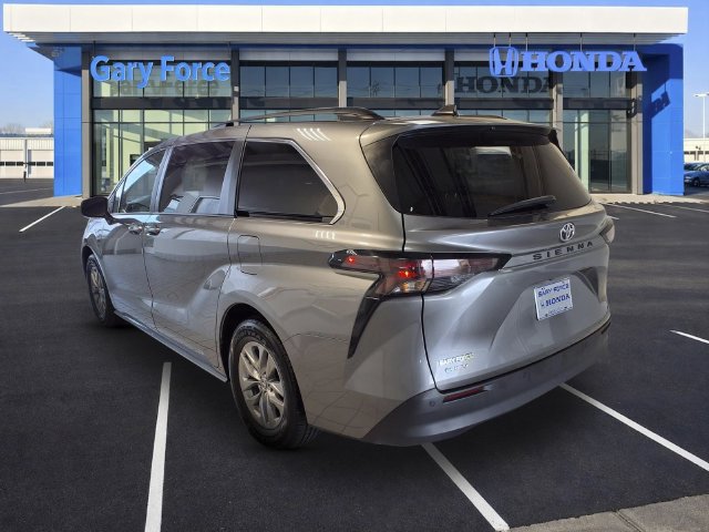 Used 2026 Toyota Sienna XLE FWD image 3