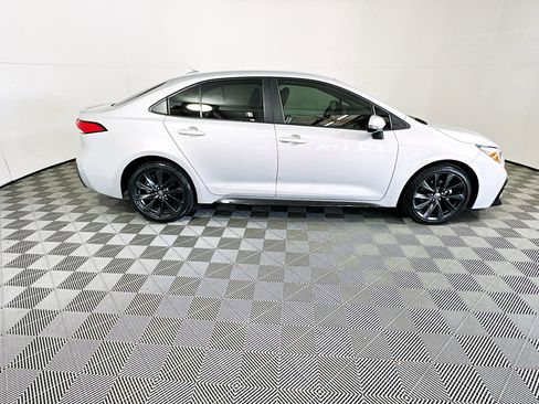 Used 2023 Toyota Corolla SE image 2