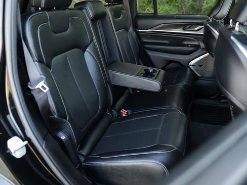 Used 2022 Jeep Grand Cherokee Overland w/ Luxury Tech Group IV image 38