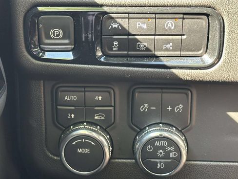 Used 2025 GMC Yukon Denali AWD/4WD image 17