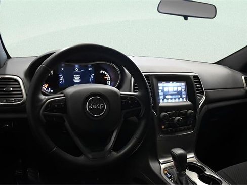 Used 2018 Jeep Grand Cherokee Laredo image 25